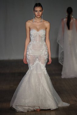 New York, Ny - Nisan 13: pist Berta gelin bahar 2019 moda için göstermek 13 Nisan 2018 New York'ta bir modeli yürür.. 