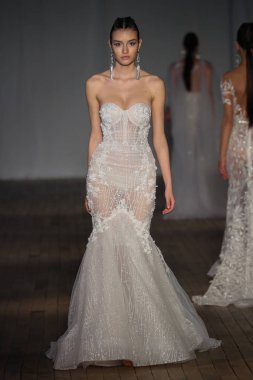 New York, Ny - Nisan 13: pist Berta gelin bahar 2019 moda için göstermek 13 Nisan 2018 New York'ta bir modeli yürür.. 