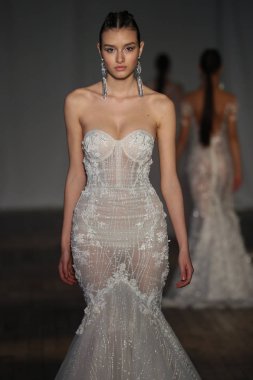 New York, Ny - Nisan 13: pist Berta gelin bahar 2019 moda için göstermek 13 Nisan 2018 New York'ta bir modeli yürür.. 
