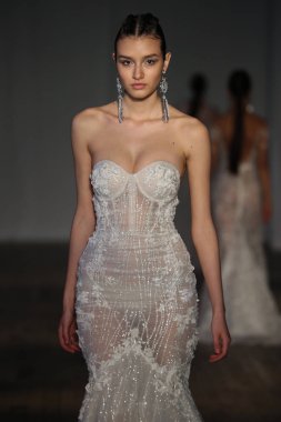 New York, Ny - Nisan 13: pist Berta gelin bahar 2019 moda için göstermek 13 Nisan 2018 New York'ta bir modeli yürür.. 