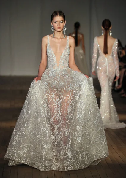 New York April Model Walks Runway Berta Bridal Spring 2019 — Stock Photo, Image