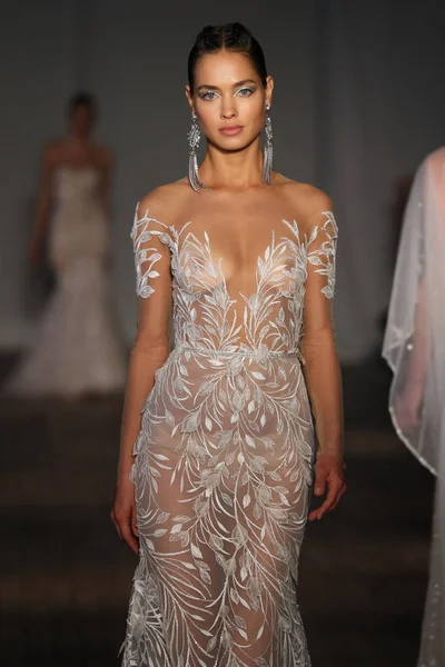 New York, Ny - Nisan 13: pist Berta gelin bahar 2019 moda için göstermek 13 Nisan 2018 New York'ta bir modeli yürür.. 