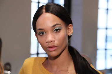 New York, Ny - Nisan 13: bir model 13 Nisan 2018 Berta gelin bahar 2019 moda gösteri New York'ta önce sahne arkasında poz. 