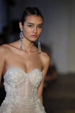 New York, Ny - Nisan 13: pist Berta gelin bahar 2019 moda için göstermek 13 Nisan 2018 New York'ta bir modeli yürür.. 