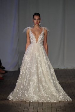 New York, Ny - Nisan 13: pist Berta gelin bahar 2019 moda için göstermek 13 Nisan 2018 New York'ta bir modeli yürür.. 