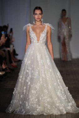 New York, Ny - Nisan 13: pist Berta gelin bahar 2019 moda için göstermek 13 Nisan 2018 New York'ta bir modeli yürür.. 