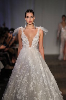 New York, Ny - Nisan 13: pist Berta gelin bahar 2019 moda için göstermek 13 Nisan 2018 New York'ta bir modeli yürür.. 