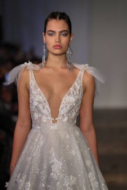 New York, Ny - Nisan 13: pist Berta gelin bahar 2019 moda için göstermek 13 Nisan 2018 New York'ta bir modeli yürür.. 
