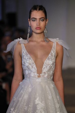New York, Ny - Nisan 13: pist Berta gelin bahar 2019 moda için göstermek 13 Nisan 2018 New York'ta bir modeli yürür.. 