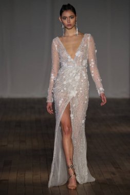 New York, Ny - Nisan 13: pist Berta gelin bahar 2019 moda için göstermek 13 Nisan 2018 New York'ta bir modeli yürür.. 