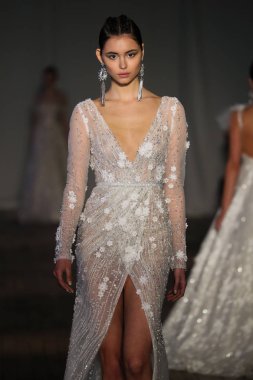 New York, Ny - Nisan 13: pist Berta gelin bahar 2019 moda için göstermek 13 Nisan 2018 New York'ta bir modeli yürür.. 