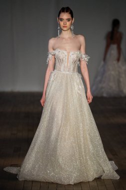 New York, Ny - Nisan 13: pist Berta gelin bahar 2019 moda için göstermek 13 Nisan 2018 New York'ta bir modeli yürür.. 