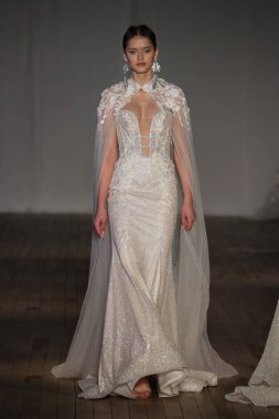 New York, Ny - Nisan 13: pist Berta gelin bahar 2019 moda için göstermek 13 Nisan 2018 New York'ta bir modeli yürür.. 
