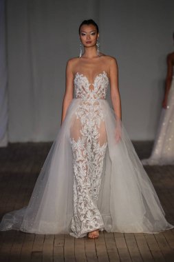 New York, Ny - Nisan 13: pist Berta gelin bahar 2019 moda için göstermek 13 Nisan 2018 New York'ta bir modeli yürür.. 
