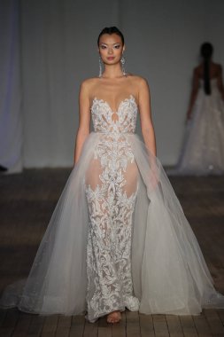 New York, Ny - Nisan 13: pist Berta gelin bahar 2019 moda için göstermek 13 Nisan 2018 New York'ta bir modeli yürür.. 