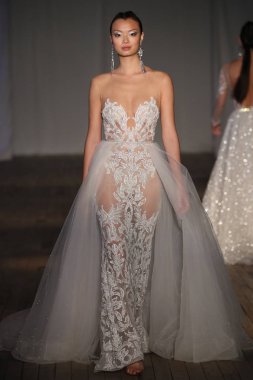 New York, Ny - Nisan 13: pist Berta gelin bahar 2019 moda için göstermek 13 Nisan 2018 New York'ta bir modeli yürür.. 