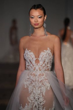 New York, Ny - Nisan 13: pist Berta gelin bahar 2019 moda için göstermek 13 Nisan 2018 New York'ta bir modeli yürür.. 