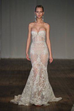 New York, Ny - Nisan 13: pist Berta gelin bahar 2019 moda için göstermek 13 Nisan 2018 New York'ta bir modeli yürür.. 