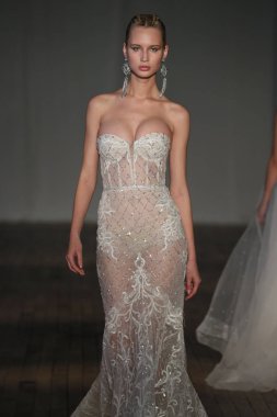 New York, Ny - Nisan 13: pist Berta gelin bahar 2019 moda için göstermek 13 Nisan 2018 New York'ta bir modeli yürür.. 