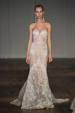 New York, Ny - Nisan 13: pist Berta gelin bahar 2019 moda için göstermek 13 Nisan 2018 New York'ta bir modeli yürür.. 