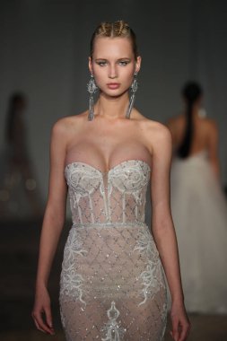 New York, Ny - Nisan 13: pist Berta gelin bahar 2019 moda için göstermek 13 Nisan 2018 New York'ta bir modeli yürür.. 