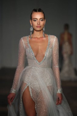 New York, Ny - Nisan 13: pist Berta gelin bahar 2019 moda için göstermek 13 Nisan 2018 New York'ta bir modeli yürür.. 