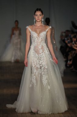 New York, Ny - Nisan 13: pist Berta gelin bahar 2019 moda için göstermek 13 Nisan 2018 New York'ta bir modeli yürür.. 