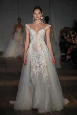 New York, Ny - Nisan 13: pist Berta gelin bahar 2019 moda için göstermek 13 Nisan 2018 New York'ta bir modeli yürür.. 