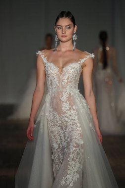 New York, Ny - Nisan 13: pist Berta gelin bahar 2019 moda için göstermek 13 Nisan 2018 New York'ta bir modeli yürür.. 