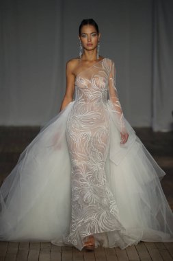 New York, Ny - Nisan 13: pist Berta gelin bahar 2019 moda için göstermek 13 Nisan 2018 New York'ta bir modeli yürür.. 
