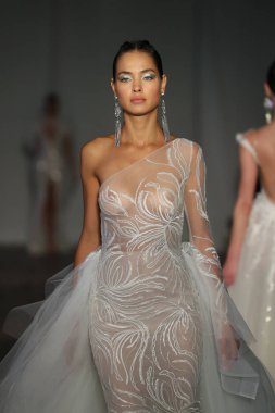 New York, Ny - Nisan 13: pist Berta gelin bahar 2019 moda için göstermek 13 Nisan 2018 New York'ta bir modeli yürür.. 