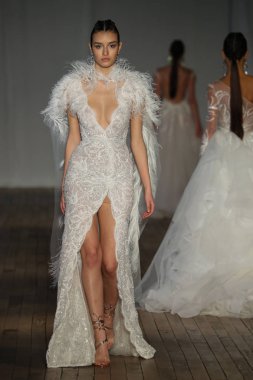 New York, Ny - Nisan 13: pist Berta gelin bahar 2019 moda için göstermek 13 Nisan 2018 New York'ta bir modeli yürür.. 