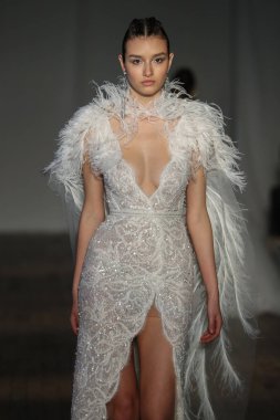 New York, Ny - Nisan 13: pist Berta gelin bahar 2019 moda için göstermek 13 Nisan 2018 New York'ta bir modeli yürür.. 