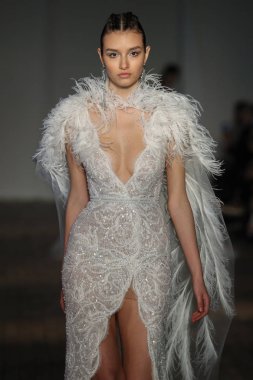 New York, Ny - Nisan 13: pist Berta gelin bahar 2019 moda için göstermek 13 Nisan 2018 New York'ta bir modeli yürür.. 