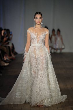 New York, Ny - Nisan 13: pist Berta gelin bahar 2019 moda için göstermek 13 Nisan 2018 New York'ta bir modeli yürür.. 