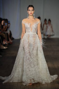 New York, Ny - Nisan 13: pist Berta gelin bahar 2019 moda için göstermek 13 Nisan 2018 New York'ta bir modeli yürür.. 