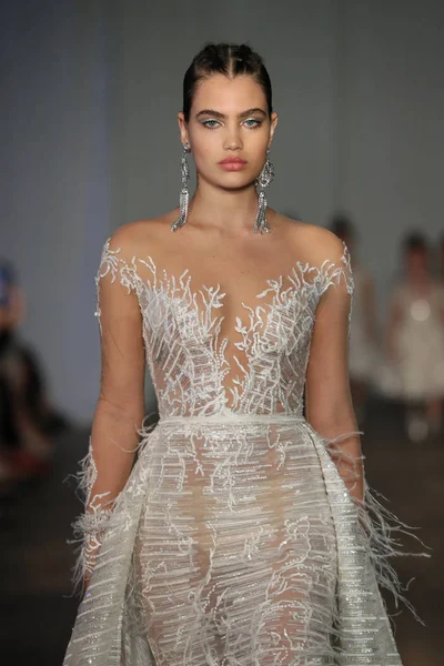 New York April Model Merge Pista Pentru Berta Bridal Spring — Fotografie, imagine de stoc