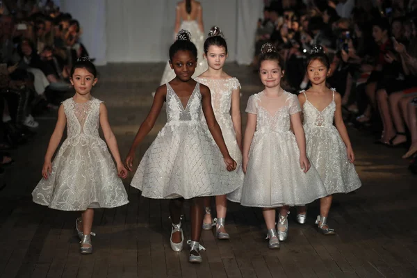 Nueva York Abril Modelos Niños Caminan Por Pasarela Para Desfile — Foto de Stock