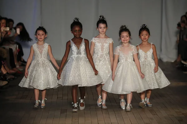 New York April Kid Modeller Promenad Landningsbanan För Berta Bridal — Stockfoto