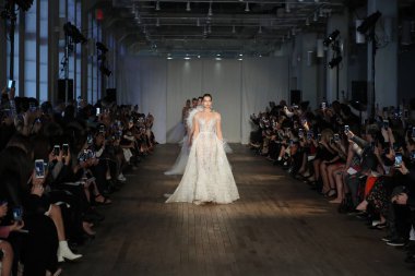 New York, Ny - Nisan 13: Modelleri yürüyüş pist final 13 Nisan 2018 Berta gelin bahar 2019 moda gösteri New York City için. 