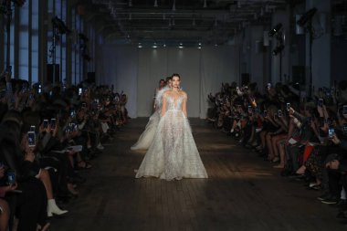 New York, Ny - Nisan 13: Modelleri yürüyüş pist final 13 Nisan 2018 Berta gelin bahar 2019 moda gösteri New York City için. 