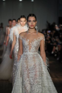 New York, Ny - Nisan 13: Modelleri yürüyüş pist final 13 Nisan 2018 Berta gelin bahar 2019 moda gösteri New York City için. 