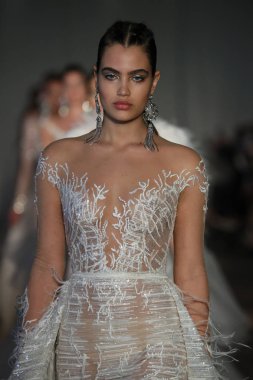 New York, Ny - Nisan 13: Modelleri yürüyüş pist final 13 Nisan 2018 Berta gelin bahar 2019 moda gösteri New York City için. 