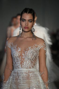 New York, Ny - Nisan 13: Modelleri yürüyüş pist final 13 Nisan 2018 Berta gelin bahar 2019 moda gösteri New York City için. 
