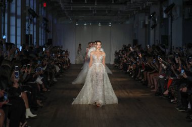 New York, Ny - Nisan 13: Modelleri yürüyüş pist final 13 Nisan 2018 Berta gelin bahar 2019 moda gösteri New York City için. 