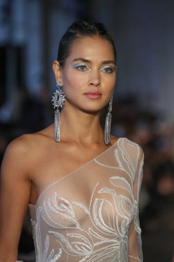 New York, Ny - Nisan 13: Modelleri yürüyüş pist final 13 Nisan 2018 Berta gelin bahar 2019 moda gösteri New York City için. 
