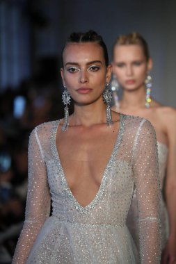 New York, Ny - Nisan 13: Modelleri yürüyüş pist final 13 Nisan 2018 Berta gelin bahar 2019 moda gösteri New York City için. 