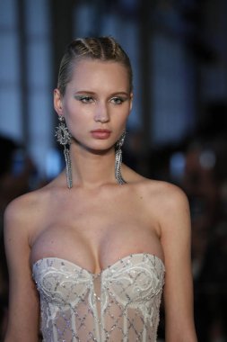 New York, Ny - Nisan 13: Modelleri yürüyüş pist final 13 Nisan 2018 Berta gelin bahar 2019 moda gösteri New York City için. 