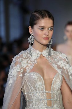New York, Ny - Nisan 13: Modelleri yürüyüş pist final 13 Nisan 2018 Berta gelin bahar 2019 moda gösteri New York City için. 