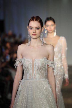 New York, Ny - Nisan 13: Modelleri yürüyüş pist final 13 Nisan 2018 Berta gelin bahar 2019 moda gösteri New York City için. 